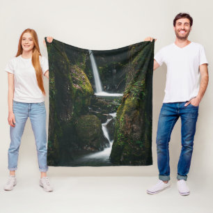 Aangepaste waterval die naar beneden kaskadert in fleece deken