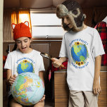 Aangepaste Wereld Reizen Zonnebloemen Aarde Kinder T-shirt<br><div class="desc">Pas deze geweldige wereld tour kinder t-shirts aan voor een tourband of familie vakantie road trip. De planeet is verpakt in een prachtige bloemenkrans van zonnebloemen en wijnstokken. Schattigee t - shirts op maat om de aarde te verkennen.</div>