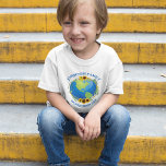 Aangepaste Wereld Reizen Zonnebloemen Aarde Schatt Kinder Shirts<br><div class="desc">Pas deze geweldige wereld tour peuter t-shirts aan voor een touring band of familie vakantie road trip. De planeet is verpakt in een prachtige bloemenkrans van zonnebloemen en wijnstokken. Schattigee t - shirts op maat om de aarde te verkennen.</div>