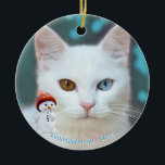 Aangepaste White Cat Foto met Cute Snowman Keramisch Ornament<br><div class="desc">Aangepast wit met een oneven oog gekleurde kattenfoto met een schattige sneeuwpop-ornament. Ideal voor iedereen! De tekst kan worden gepersonaliseerd.</div>