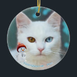 Aangepaste White Cat Foto met Cute Snowman Keramisch Ornament<br><div class="desc">Aangepast wit met een oneven oog gekleurde kattenfoto met een schattige sneeuwpop-ornament. Ideal voor iedereen! De tekst kan worden gepersonaliseerd.</div>