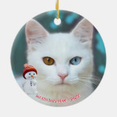 Aangepaste White Cat Foto met Cute Snowman Keramisch Ornament (Achterkant)