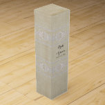 Aangepaste wijndoos Rustic Lace Aged  Wijn<br><div class="desc">Speciale doos voor een fles wijn. COLOR PALETTE: neutraal roombeige met zacht wit ONTWERP-COLLECTIE: deze kant is volledig met de hand ontworpen door de grafisch kunstenaar Audrey Jeanne Roberts om er als antiek, handgemaakte lacunes uit te zien. Met mooie zwijn en roldetails voegt hij een vrouwelijk, elegant en klassiek contact...</div>