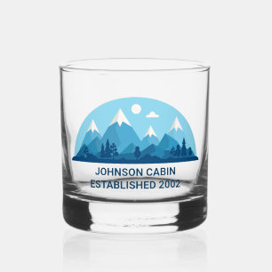 Aangepaste Winter Family Cabin Blue Snowy Mountain Whisky Glas