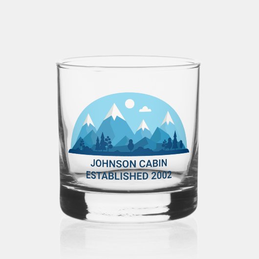 Aangepaste Winter Family Cabin Blue Snowy Mountain Whisky Glas (Voorkant)