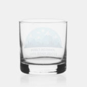 Aangepaste Winter Family Cabin Blue Snowy Mountain Whisky Glas (Achterkant)