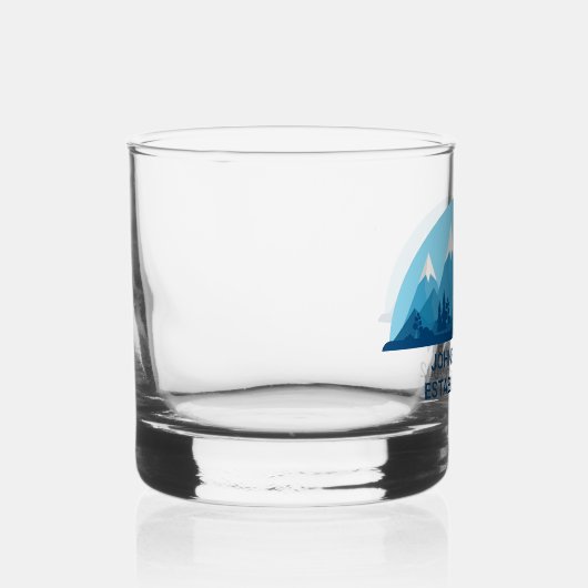 Aangepaste Winter Family Cabin Blue Snowy Mountain Whisky Glas (Rechts)