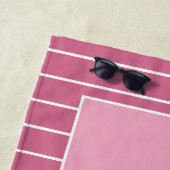 Aangepaste witte bat ankerstrepen op helder roze strandlaken (In situ)