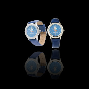 Aangepaste  witte kat zittend op kussen blauw horloge