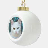 Aangepaste witte kattenfoto & bewerkbare tekst keramische bal ornament (Rechts)