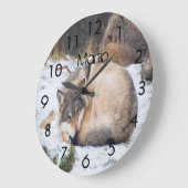 Aangepaste wolven die op sneeuw slapen grote klok (Hoek)