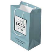 Aangepaste zakelijke Logo Aqua Blue Medium Cadeauzakje (Voorkant Gekanteld)