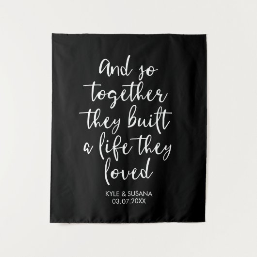 Aangepaste zwart-wit trouw achtergrond 'Samen Zo' Wandkleed (Voorkant)