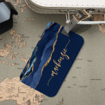 Aangepersonaliseerde handtekening Navy Blue Gold A Bagagelabel<br><div class="desc">Geef dit elegante moderne ontwerp een persoonlijk tintje met jouw naam in een verticaal, gouden handschrift op een blauw marinescherm met een grens van blauw marineschip met een gouden faux glitter. (Om de swashes aan het begin en het eind van de naam te houden, vervang slechts de brieven, verlatend de...</div>