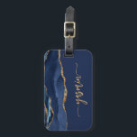 Aangepersonaliseerde handtekening Navy Blue Gold A Bagagelabel<br><div class="desc">Geef dit elegante moderne ontwerp een persoonlijk tintje met jouw naam in een verticaal, gouden handschrift op een blauw marinescherm met een grens van blauw marineschip met een gouden faux glitter. (Om de swashes aan het begin en het eind van de naam te houden, vervang slechts de brieven, verlatend de...</div>