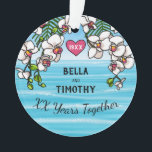 Aangepersonaliseerde Jubileum Tropische Beach Orch Ornament<br><div class="desc">Ben je getrouwd, op huwelijksreis, of woon je op het strand of op een eiland? Vier uw huwelijksverjaardag met dit gepersonaliseerde kust ornament! Lijst Mooie blauwe oceaangolven strekken zich uit tot de heldere hemelhorizon achter een bloemenbos van tropische witte orchideeën en palmbladeren. De namen van het gelukkige paar, het huwelijksjaar...</div>