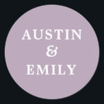 Aangepersonaliseerde Modern Lavender Wedding Ronde Sticker<br><div class="desc">Bekijk deze leuke moderne stickers voor je bruiloft. Zij kenmerken een kleurenachtergrond, een schattig manuscript en klantgerichte namen voor de bruid en groom om hun eigen naam toe te voegen. Pas tekst aan zoals je wilt om je trouwvibe aan te passen. Ideaal voor alle bruiloft... producten zoals bedankt stickers, envelopzegels......</div>