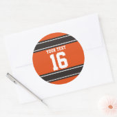 Aangepersonaliseerde Oranje en bruine sportStripes Ronde Sticker (Envelop)