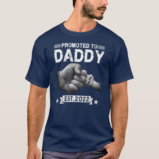 Aangepromoot bij pap Est 2022 Retro Fathers Day Ne T-shirt (Voorkant)