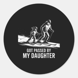 Aangereden door mijn dochter Grappig skiën _46 Ronde Sticker