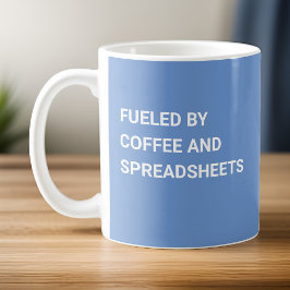 Aangevoed door koffie en spreadsheets - Lichtblauw Koffiemok