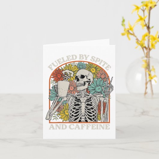 Aangevoed door Spite en Cafeïne Skelet Halloween C Kaart (Gele Bloem)