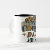 Aangewakkerd door Coffee and DAD's Jokes Tweekleurige Koffiemok (Voorkant links)