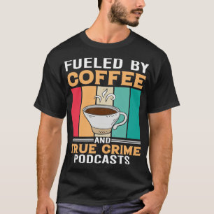 AANGEWAKKERD DOOR KOFFIE EN ECHTE MISDAAD PODCASTS T-SHIRT