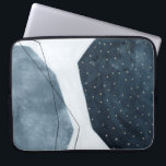 Aangrenzende abstractie laptop sleeve<br><div class="desc">Aangrenzende Abstractie II door Emma Scarvey. Voorziet in een zeer dichte hexagon-achtige vorm met verschillende texturen en in hoofdzakelijk blauwe tinten.</div>