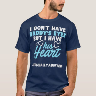 Aankondiging adoptiedag familie geeft pap hart t-shirt
