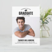 Aankondiging Afstuderen modern gebold Afstudeerder (Staand voorkant)