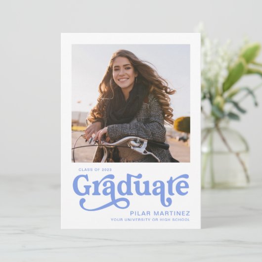 Aankondiging Blauwe Typografie Afstudeerfoto 2023 (Staand voorkant)