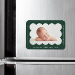 Aankondiging bosgroene moderne gescand geboorte magneet<br><div class="desc">Moderne geboorteaankondiging magneet met foto van je baby in een bos groen gescalloped lijst. Pas de vergroening van het bos aan door de naam van uw baby en extra informatie in witte letters toe te voegen.</div>