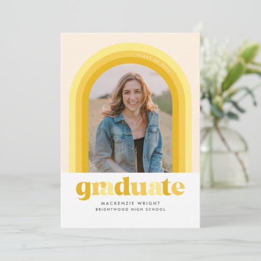 Aankondiging gele Retro Arch Afstuderen (Staand voorkant)