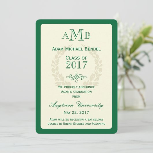 Aankondiging groene Afstuderen Elegant Monogram (Staand voorkant)