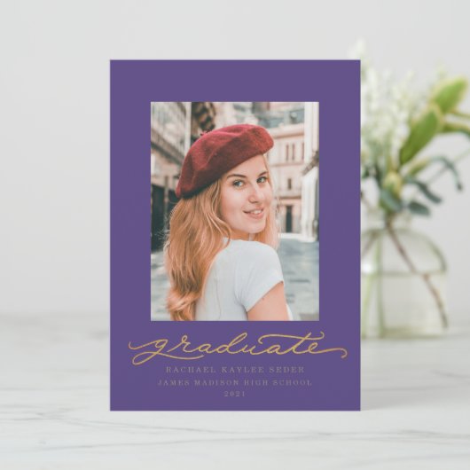 Aankondiging Paars en Gold Script Afstuderen (Staand voorkant)