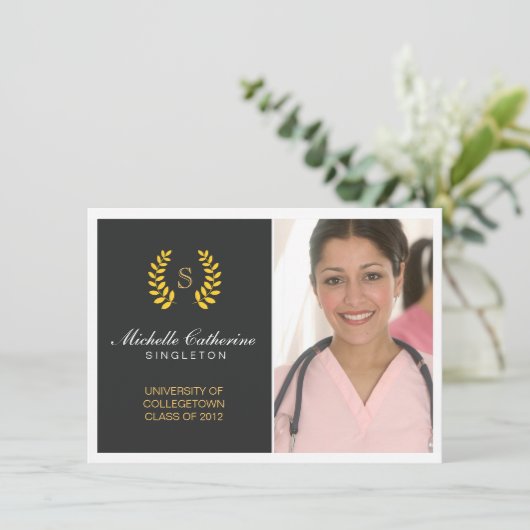 Aankondiging universitair Afstuderen zwart-wit en (Staand voorkant)