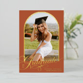 Aankondiging van afstuderen met Terracotta Graduat (Staand Voorkant)