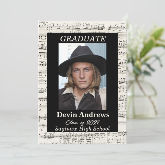 Aankondiging van afstuderen voor muziekstudent. (Staand voorkant)