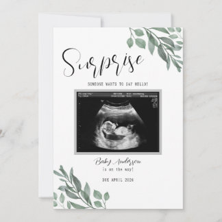 Aankondiging van baby met neutrale groene kaart en