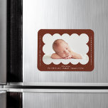 Aankondiging van de geboorte van bruin modern gesc magneet<br><div class="desc">Moderne geboorteaankondiging magneet met foto van je baby in een bruin lijst. Pas de bruine zoomaankondigingsmagneet aan door de naam van uw baby en aanvullende informatie in witte letters toe te voegen.</div>