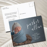 Aankondiging van de geboorte van Elegant Script Briefkaart<br><div class="desc">De verbluffende zoete geboorteaankondiging briefkaarten zijn voorzien van je favoriete pasgeboren foto in volledige bloeding,  met de naam van de baby in een gekleurd wit script en geboortestaat in een witte hoofdletters en je persoonlijke boodschap op de achterkant. Punten in onze winkel koppelen.</div>