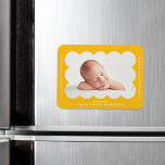 Aankondiging van de geboorte van geel modern gesca magneet<br><div class="desc">Moderne geboortemededeling magnet met de foto van uw baby in een felgele,  gescallopeerde lijst. Pas de gele magneet van de geboorteaankondiging aan door de naam van uw baby en extra informatie in witte letters toe te voegen.</div>