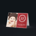 Aankondiging van de geboorte van Joyful Red & Whit<br><div class="desc">Een schattige feestelijke fotokaart voor de eerste kerstmis van de baby. Deze feestelijke rode en witte geboorteaankondiging is voorzien van een witte kreet met het woord "Joy", geschreven in leuke letters. Pas hieronder de tekst aan om de naam van uw baby, de geboortegegevens en uw familiefunctie op te nemen. Voor...</div>