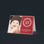 Aankondiging van de geboorte van Joyful Red & Whit<br><div class="desc">Een schattige feestelijke fotokaart voor de eerste kerstmis van de baby. Deze feestelijke rode en witte geboorteaankondiging is voorzien van een witte kreet met het woord "Joy", geschreven in leuke letters. Pas hieronder de tekst aan om de naam van uw baby, de geboortegegevens en uw familiefunctie op te nemen. Voor...</div>