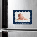 Aankondiging van de geboorte van Navy Modern Scall Magneet<br><div class="desc">Moderne geboortemededeling magnet met de foto van je baby in de buurt van een lijst van de marine met scalloped. Pas de marineverkenningsmagneet aan door de naam van uw baby en aanvullende informatie in witte letters toe te voegen.</div>