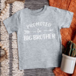 Aankondiging van de zwangerschap van Big Brother<br><div class="desc">Aangepast afgedrukt apparaat op maat gemaakt met de afbeelding "Promoted to Big Brother" in trendy moderne lettertypen met een booho arrow design. Perfect voor een zwangerschapsaankondiging foto of een cadeau voor oudere broers en zussen als er een nieuwe baby aankomt! Gebruik de ontwerphulpmiddelen om de kleuren uit te geven of...</div>