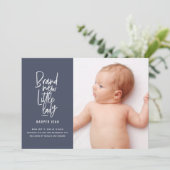 Aankondiging van geboorte door een meisje met een  (Staand voorkant)