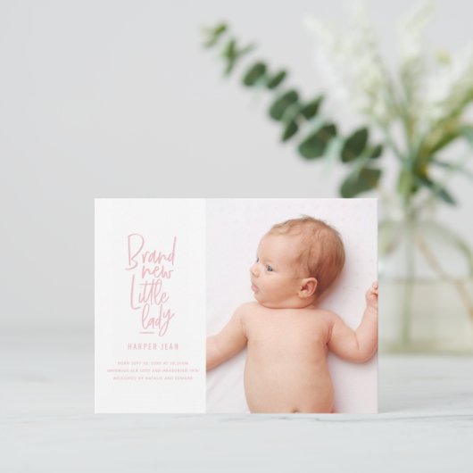 Aankondiging van geboorte door een meisje met een  (Staand voorkant)