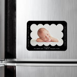 Aankondiging van geboorte Lijst met zwarte moderne Magneet<br><div class="desc">Moderne geboorteaankondiging magneet met foto van je baby in een zwart gespleten lijst. Pas de zwarte magneet van de geboorteaankondiging aan door de naam van uw baby en extra informatie in witte letters toe te voegen.</div>